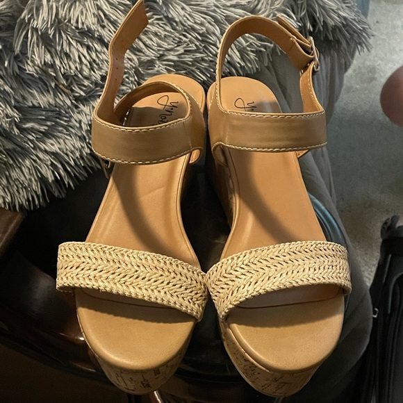 Super cute wedges! Perfect for summer! Size 9 - Picture 3 of 4